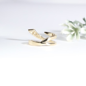 Bague en or jaune avec diamant de laboratoire géométrique abstrait, moderne, à plusieurs couches, à double sangle croisée, pavée de cristaux, alliance de mariage, bijoux fins - Product Image 4