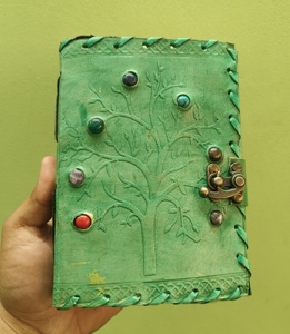 Carnet de notes spirituel vintage en cuir sculpté à la main avec cristaux des 7 chakras, écologique, au design vieilli - Product Image 3
