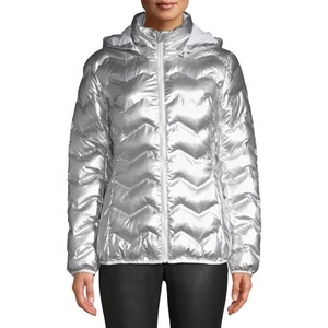 Chaqueta de Forro Polar Acolchada con Capucha y Diseño Personalizado para Mujer, Colección Primavera/Otoño 2026 de PIHA SPORTS, Venta al Por Mayor - Product Image 1