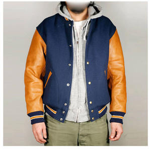 Chaqueta Varsity 2025 para Hombre, Nueva, con Cuerpo de Lana y Mangas de Cuero, Personalizada, Roja con Capucha, Chaqueta Deportiva de Primera Calidad - Product Image 4