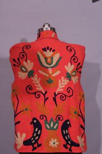 Chaqueta de tela TNT con diseño floral y de pájaros bordados en rojo Suzani, hecha a mano, para bodas y ocasiones festivas. - Product Image 4