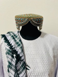 Collier de style tribal afghan turkmâne traditionnel avec des breloques en métal à franges complexes et des perles multicolores - Product Image 3