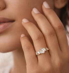 แหวนเงินแท้ 925 ประดับเพทายรูปดอกไม้ ชุบทอง 14K ประดับโอปอล คริสตัลรูปดอกไม้ ดีไซน์เรียบหรู ปรับขนาดได้ ของขวัญสำหรับเธอ - Product Image 6