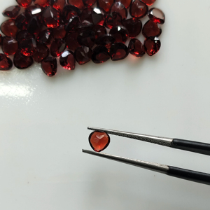 โกเมนสีแดงธรรมชาติ 5 มม. รูปหัวใจ คุณภาพดีที่สุด พลอยเม็ดเดี่ยวสำหรับทำเครื่องประดับ - Product Image 3
