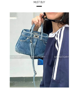 กระเป๋าสะพายไหล่กระเป๋าผ้ายีนส์มีกระดุมแฟชั่นปรับแต่งได้ตามต้องการ - Product Image 2