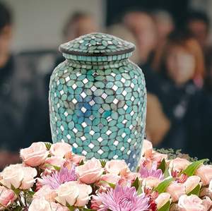 Urne funéraire moderne en mosaïque de verre pour cendres humaines, faite à la main, grande taille, pour adulte, avec carreaux de verre appliqués à la main, décorative florale - Product Image 6