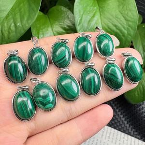 Pendentif ovale en malachite naturelle, charme classique en argent 925, pendentif - Bijoux en pierres précieuses faits à la main - Product Image 6