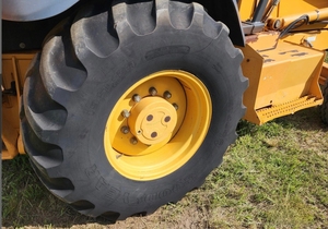 Retroexcavadora 4X4 de segunda mano de 580L con cabina, controles de piloto, hidráulica auxiliar y pala extendida en venta - Product Image 6