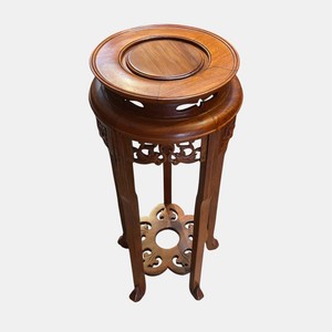 Pedestales Redondos Duraderos Hechos de Madera Aromática Pulida y Pintada de Origen Vietnamita, Colocados a Ambos Lados del Altar - Product Image 3