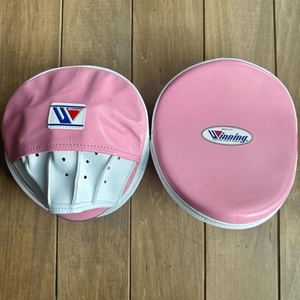 Guantes de Boxeo Curvos Profesionales Winning, Almohadillas de Entrenamiento de Cuero Ligeras con Correa Ajustable para la Muñeca y Agarre Acolchado - Product Image 4