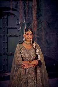 Velours luxueux Bridal Couture Full Heavy Work avec de superbes pierres Jarkan pour la déclaration de mariée ultime - Product Image 2