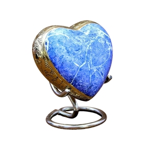 Elegante Urna Conmemorativa en Forma de Corazón con Acabado de Mármol Azul Océano, Borde de Latón Dorado Grabado a Mano y Base de Exhibición - Product Image 1