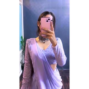 SEQUENCE DE BRODERIE GEORGETTE À LA MODE TRAVAIL DE DENTELLE 1 MINUTE SAREE AVEC CHEMISIER NON COUDU LAVANDE - Product Image 3