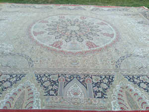 พรมเปอร์เซียผ้าไหมปักสีดำทำด้วยมือสำหรับห้องนั่งเล่นและห้องนอน - Product Image 3