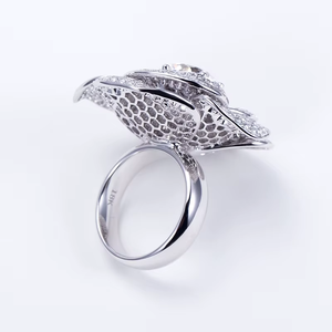 Bague de luxe en forme de fleur avec diamants de laboratoire blancs DEF VVS sur les côtés, or massif 18 carats, certifiée IGI - Product Image 5