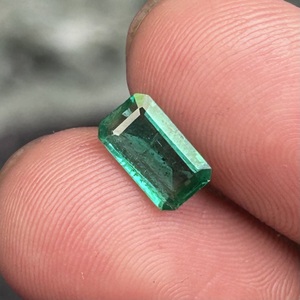 Esmeralda Zambiana Natural de Alta Calidad, 1.15 Quilates, Verde Intenso, Facetada, Piedra Suelta para Fabricación de Joyería - Product Image 1