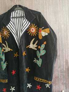 Abrigo largo artesanal de terciopelo negro indio con estampado floral étnico bohemio, 100% algodón, con cierre de cordón. - Product Image 3