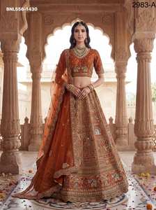 Ensemble de mariage ethnique le plus récent en soie Gadhwal de créateur, avec broderies et strass, comprenant un Lehenga, un Choli et un Dupatta - Product Image 2