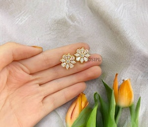 Boucles d'oreilles clous de qualité supérieure, aspect pierre, design élégant, pour femmes et jeunes filles, idéales pour les soirées et les tenues de fête. - Product Image 2