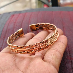 Bracelets en cuivre unisexes au design martelé, bijoux raffinés pour un cadeau d'anniversaire ou de mariage pour femme - Product Image 3