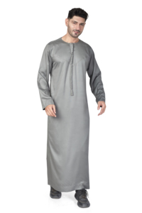 Túnica árabe gris para hombre, tradicional, de manga larga, con borlas en la parte delantera, estilo omaní Dishdasha, para la oración musulmana y la comodidad diaria. - Product Image 2