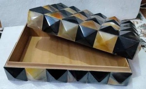 Caja Rectangular Rústica Antigua de ILAHI con Diseño de Animales, Hecha con Cuerno de Búfalo Pulido, Ecológica, con Interior Suave para Artículos Delicados - Product Image 3