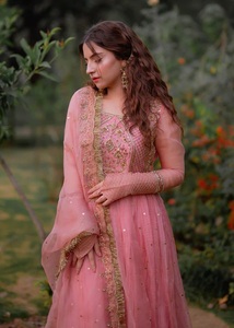 Célébrez votre occasion spéciale avec style grâce à ce magnifique Lehenga de mariée avec chemisier assorti. Fabriqué à partir de tissu de qualité supérieure - Product Image 2