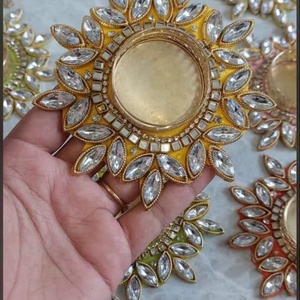 เชิงเทียนงานฝีมือประดับด้วย Gota Patti และ Kundan ดีไซน์ดอกไม้สุดหรูหราสำหรับงานเฉลิมฉลอง - Product Image 1