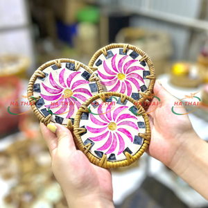 Sous-verres en mosaïque de nacre écologiques avec bord en rotin, ensemble de sets de table artisanaux vietnamiens - Product Image 2