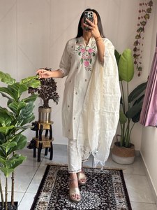 Ensemble Kurti, pantalon et dupatta en coton Khadi pur brodé, anti-plis, séchage rapide, avec bordure en dentelle zig-zag, collection Premium NOIR PIGEON - Product Image 2
