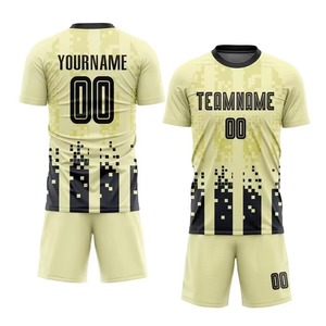 Vente en gros, faible MOQ, uniforme de football à manches courtes sur mesure pour adultes, ensemble d'équipe de haute qualité fabriqué à Sialkot, Pakistan - Product Image 3