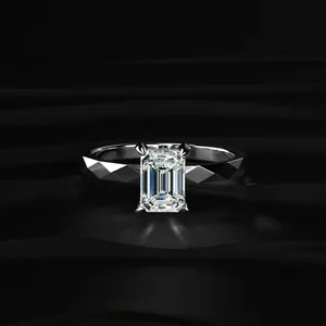 Bague Tesla Cyber Pave avec diamant taille émeraude 1 carat, pure beauté, coupe parfaite pour un look glamour, couleur D-E, clarté VVS-VS, certifiée IGI. - Product Image 1