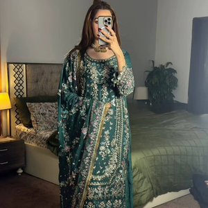 Ensemble Kurti festif avec broderies lourdes, travail de perles et dupatta élégant - Product Image 1