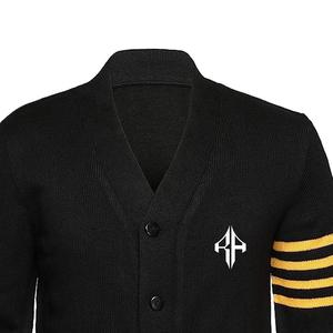 Cardigan noir en tricot à col en V avec logo blanc et rayures jaunes sur les manches pour un look décontracté unisexe en automne - Product Image 2