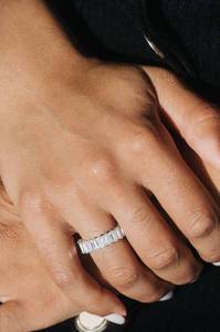 Anillo de Eternidad de Moissanita con Corte Esmeralda y Engaste de Canal, Joyería de Lujo Unisex en Metal Blanco - Product Image 3