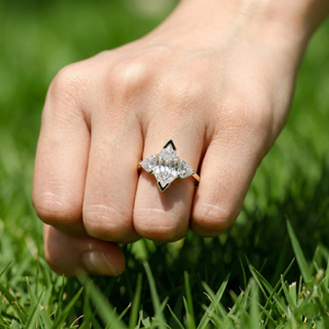 Bague de fiançailles à trois pierres en diamant de laboratoire, taille hexagonale et taille triligne, sertie à griffes, certifiée IGI, plaqué or 14K, tendance, pour mariée - Product Image 4