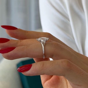 แหวนเพชรทรงรี 3 กะรัต E VVS2 แบบหกขา แหวนหมั้นแบบ Low Set Split Shank Solitaire ทองคำขาว 14k รับรองโดย IGI - Product Image 2