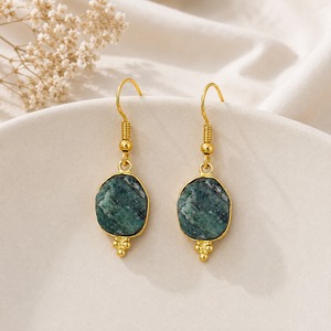 Pendientes Colgantes de Esmeralda en Bruto 8x10mm, Gema Verde Rústica con Engaste de Gancho, Joyería de Piedra Natal, Regalo Minimalista para Mamá o Esposa - Product Image 1