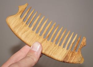 Peigne à cheveux artisanal en bois de rose, forme ovale, poli, objet décoratif en bois - Product Image 6