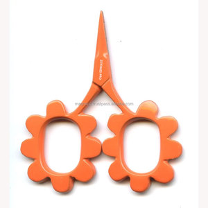 Tijeras Flower Power de Acero Inoxidable Negro Kelmscott Designs de 2.5 Pulgadas - Product Image 4