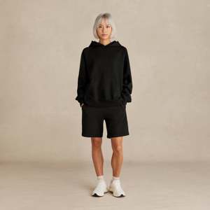 Ensemble survêtement décontracté noir pour femme : sweat à capuche et short, coupe oversize, personnalisable - Product Image 1