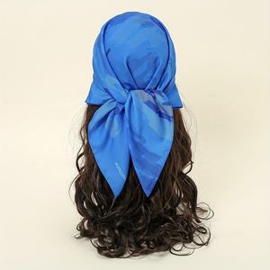 Bandana foulard en satin de soie personnalisé, imprimé par sublimation, anti-poussière, avec logo, pour femmes, pour événements. - Product Image 2