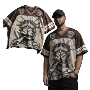 Vente en gros de t-shirts personnalisés en maille respirante avec strass, manches courtes, col en V rétro, surdimensionnés, streetwear pour hommes, impression par sublimation, style américain - Product Image 1