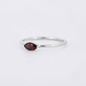 Anillo Solitario Clásico Rhaya Jewels de Plata de Ley 925 con Baño de Rodio y Granate Corte Marquesa, Engaste de Garra, Delicado y Moderno para Mujer - Product Image 3
