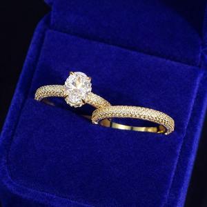 Anillo de compromiso de plata de ley con moissanita de corte ovalado y bandas de diamantes pavé chapadas en oro de 14K al por mayor - Product Image 1