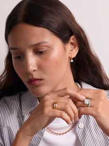 Anillo de compromiso georgiano con diamante de laboratorio talla cojín, engaste de púas, diseño de oriente a oeste, cierre de botón, oro macizo de 14k, oro envejecido, fabricante - Product Image 4
