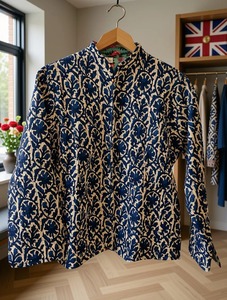 Chaqueta de Mujer Hecha a Mano en India, de Algodón Tejido, Acolchada, Reversible, con Estampado Animal, Cuello Camisero, Manga Tres Cuartos - Product Image 5