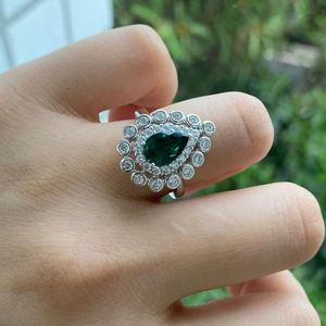 Cautivador Anillo de Doble Halo con Diamantes Verdes en Plata de Ley, Joyería Elegante para Fiestas y Cócteles, Regalo Ideal para Mujeres - Product Image 6