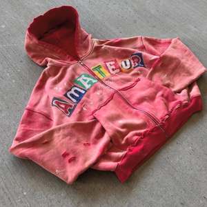 เสื้อฮู้ดดี้ทรงโอเวอร์ไซส์ ผ้าฝ้าย 100% สำหรับฤดูใบไม้ร่วง แบบย้อมสีพื้น ปักลายและประดับตกแต่ง ขายส่ง - Product Image 2