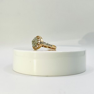 Bague de fiançailles de luxe en or jaune 9 carats pour femme avec diamants naturels taille brillant et pierres latérales serties couleur H - Product Image 4